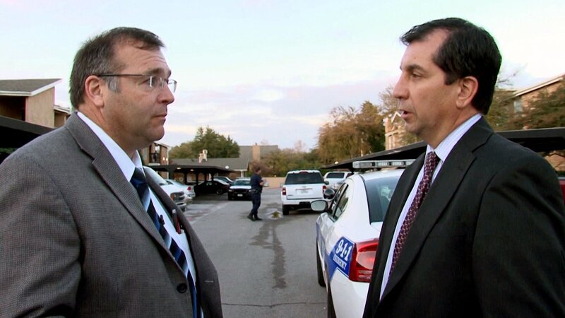 Zwei Männer stehen und reden. – Bild: Crime + Investigation /​ A+E Networks