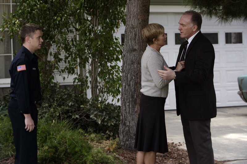 Haben Dale (Mark Rolston, r.), Katherine (Kate McNeil, M.) und Sam Blakely (Steve Braun, l.) etwas mit dem Mordfall zu tun, an dem Patrick Jane und seine Kollegen gerade ermitteln? – Bild: Warner Bros. Television