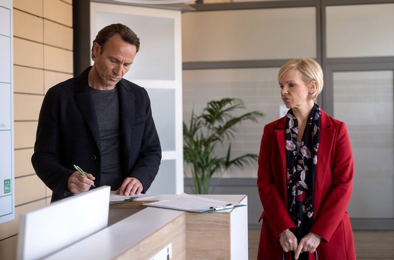 Dr. Kathrin Globisch (Andrea Kathrin Loewig) macht sich Sorgen um ihren Freund und Kollegen Dr. Martin Stein (Bernhard Bettermann), der vor seinen Problemen davon läuft und sich mit Arbeit ablenkt. Als Kathrin allerdings erwähnt, dass sie sich auch um Roland sorgt, schmeißt Martin alles von sich und will sich um Roland kümmern. – Bild: MDR/​Saxonia Media/​Robert Strehler