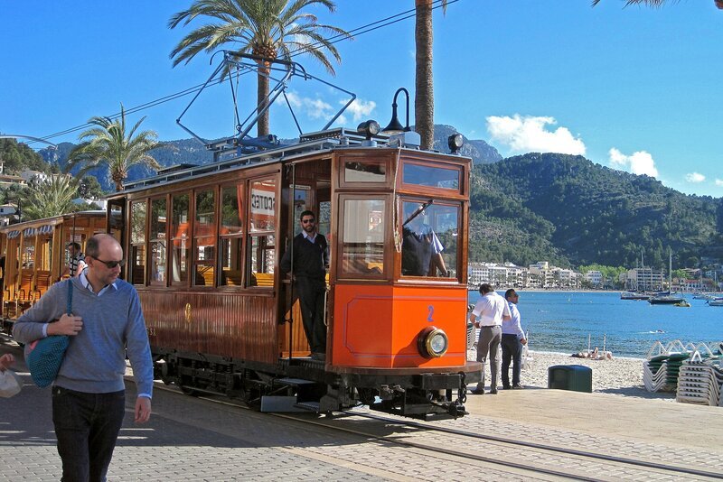 Von der Straßenbahn direkt an den Strand: In der Bucht von Port de Soller. – Bild: SWR/​Susanne Mayer-Hagmann