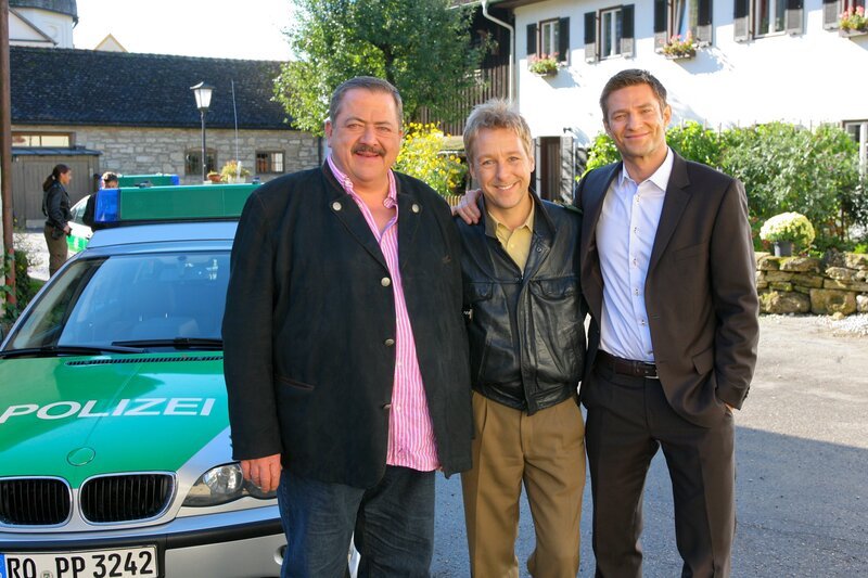 Kommissar Korbinian Hofer (Joseph Hannesschläger), Polizist Michi Mohr (Max Müller), Kommissar Sven Hansen (Igor Jeftic). – Bild: ORF/​ZDF/​Christian A. Rieger