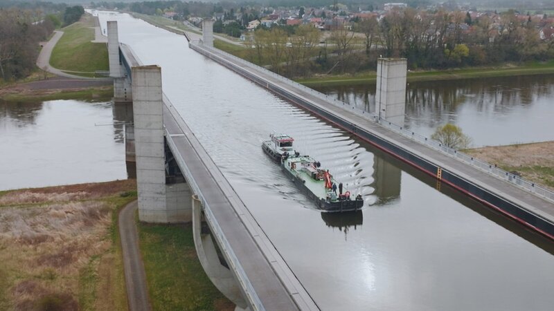 Auf dem Wasserstraßenkreuz bei Magdeburg überqueren Schiffe die Elbe. – Bild: 3sat