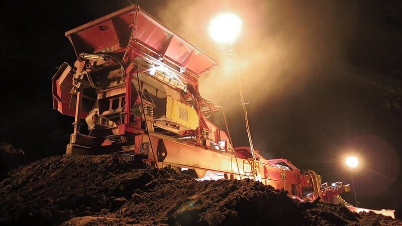 Little Red at night. – Bild: Warner Bros. Discovery