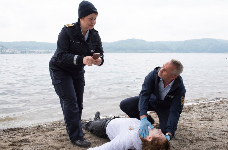 Nele Fehrenbach (Floriane Daniel, l.) und Paul Schott (Tim Wilde, r.) untersuchen die tote Conny Wilbert (Susanne Steidle, M.). – Bild: ARD/​Laurent Trümper