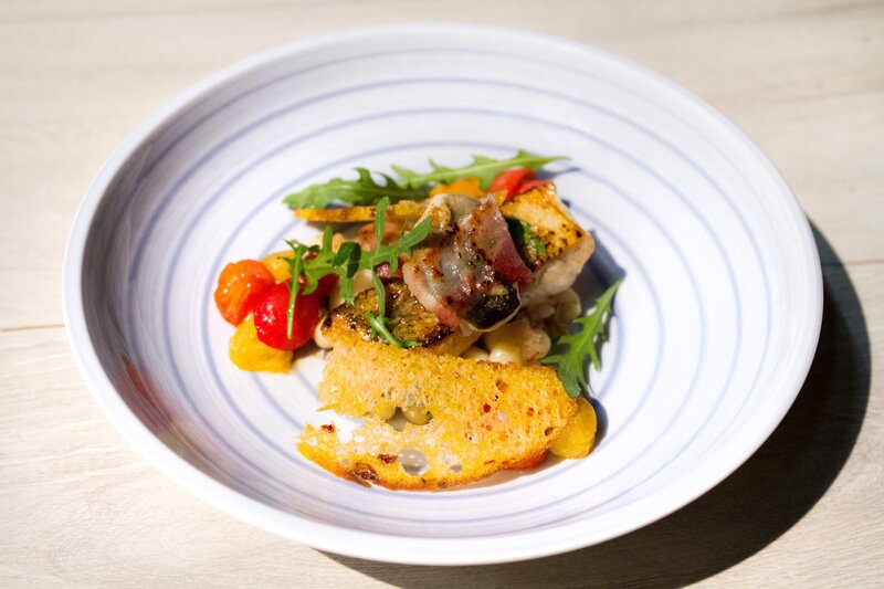 Andreas Döllerer: „Bohnensalat mit Pancetta und gebratenem Zander“. – Bild: ORF/​Interspot Film