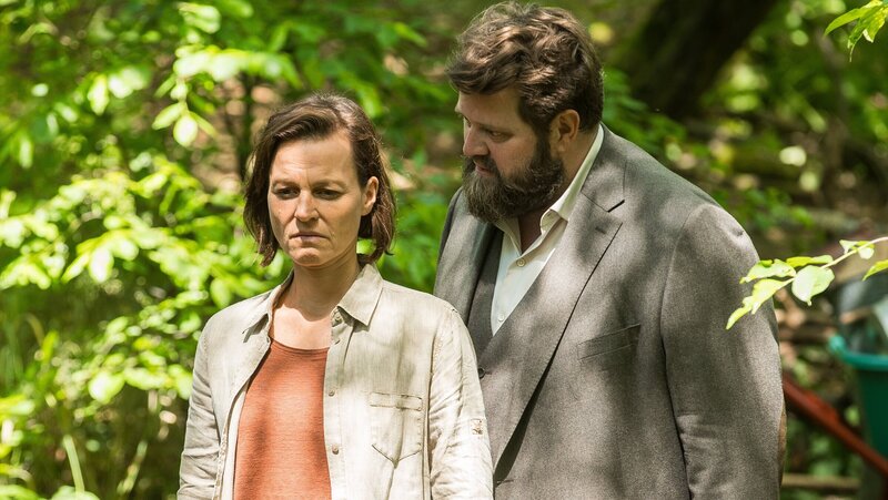 Ella Warnke (Maria Simon) und Benjamin Hornberg (Antoine Monot) im Gespräch im Wald – zwischen Vergangenheit und Wahrheitssuche. – Bild: ZDF und Daniel Dornhöfer