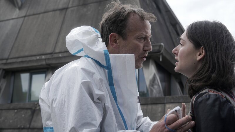 Vater (Wotan Wilke Möhring) und Tochter (Emily Kusche) streiten darüber, wer den wichtigen Impfstoff erhalten soll. – Bild: ZDF und Syrreal Entertainment/​Stefan Erhard