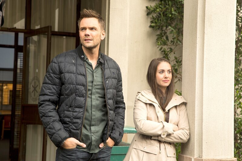 Um Greendale auf Vordermann zu bringen, soll sich Jeff (Joel McHale, l.) der bevorstehenden Zwischenprüfungs-Feier widmen, während Annie (Alison Brie, r.) die heruntergefallene Pinnwand in der Cafeteria wieder aufstellen möchte … – Bild: MEI2 /​ RTI S.p.A. Interactive Media