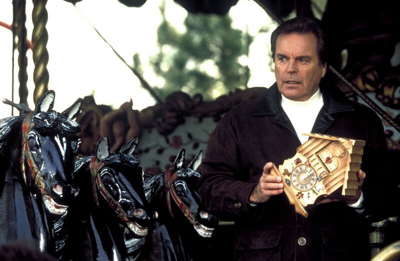 Anfangs weiß Jonathan Hart (Robert Wagner) nicht so recht, was es mit dem seltsamen Geschenk des verstorbenen Max auf sich hat … – Bild: Columbia Pictures