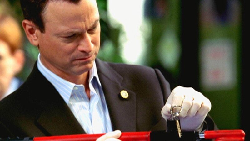 Detective Mac Taylor (Gary Sinise) gerät ins Staunen: Die Mordwaffe wurde aus einem Lenkradschloss gebastelt. – Bild: TVNOW /​ CBS
