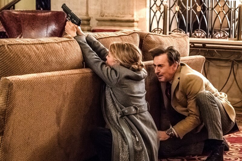 Geraten überraschend in eine Falle: Dr. Dylan Reinhart (Alan Cumming, r.) und Detective Lizzie Needham (Bojana Novakovic, l.) … – Bild: OPTN