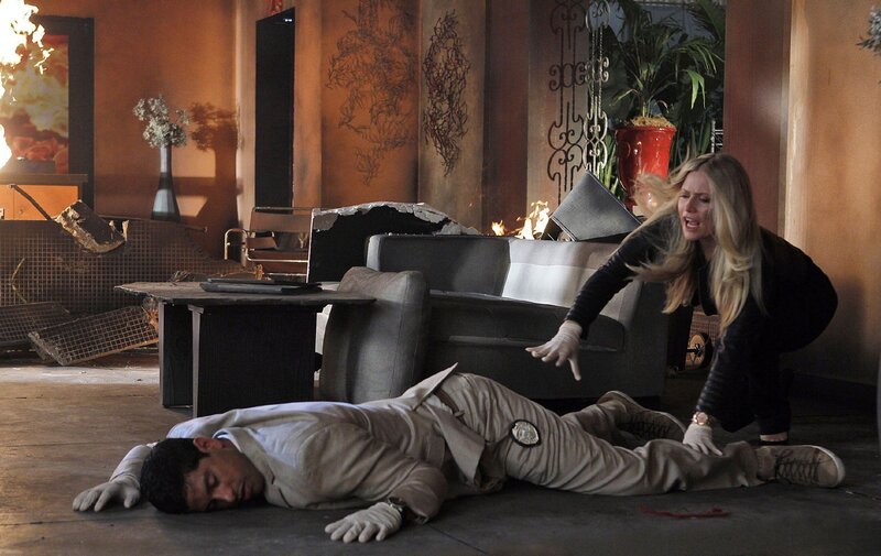 Calleigh (Emily Procter) gerät in Panik, als eine Explosion den Tatort erschüttert und Eric (Adam Rodriguez, lieg.) zu Boden geschleudert wird … – Bild: RTL /​ CBS