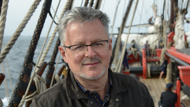 Europa im Zeitalter der Entdecker. Christopher Clark auf der „Endeavour“, dem Schiff von James Cook. – Bild: ZDF und Alexander Hein