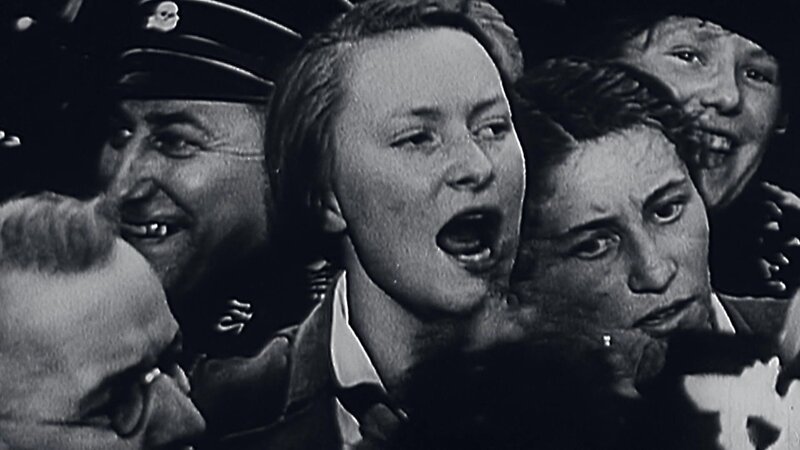 Die Tage der Weimarer Republik sind gezählt. In der jubelnden Menge steht die 15-jährige Melitta Maschmann. – Bild: ZED/​ Axel Springer Deutschland GmbH