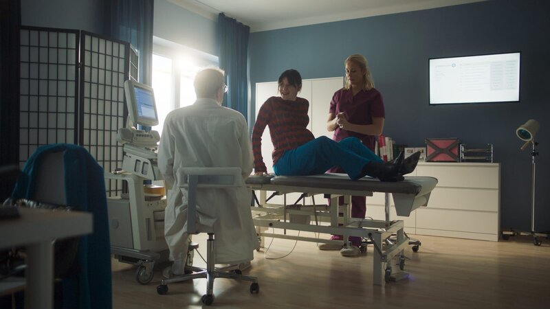 Dr. Keller (Thomas Limpinsel, l.) und Lena Lorenz (Judith Hoersch, r.) stellen fest, dass Bianca Leitners (Eva Bay, M.) Baby auffallend klein ist und reden ihr ins Gewissen. – Bild: ZDF