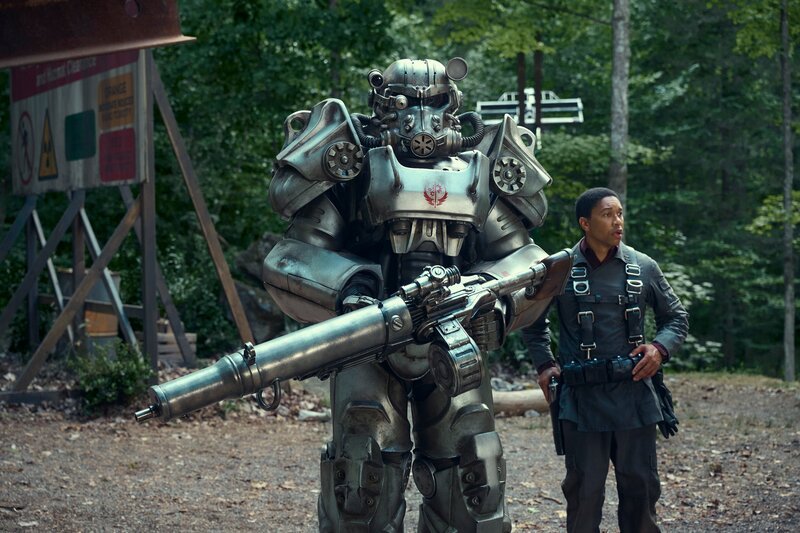 Power Suit und Aaron Moten als Maximus – Bild: JoJo Whilden /​ Prime Video /​ Amazon Content Services LLC