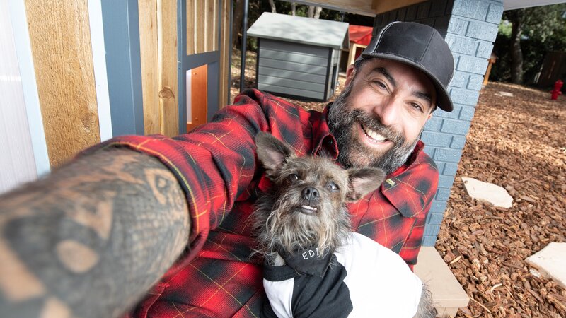 Antonio Ballatore with dog and dog house – Bild: DSPL