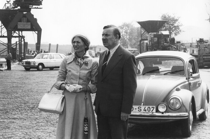 Am Kai warten Martha und Kurt Mewes auf die „Henriette ll“ und ihren Sohn Harald. – Bild: NDR/​Stroemer
