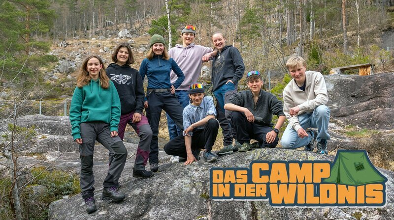 Key Visual/​Cover Sendereihenbild mit Typo zu „Das Camp in der Wildnis“ mit (von links) Emma, Emilia, Leyla, Max, Niklas, Kaja, Ben und Max. – Bild: BR/​Bewegte Zeiten Filmproduktion GmbH/​Megan Ehrmann