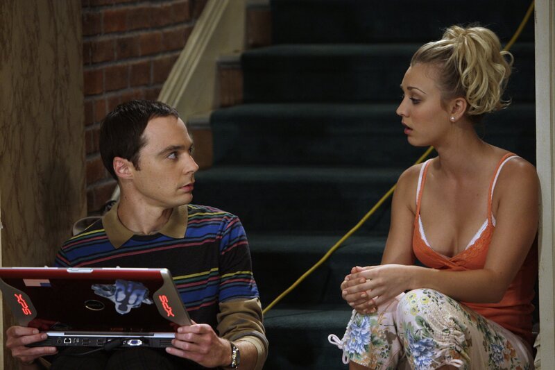 Als Penny (Kaley Cuoco, r.) Leonard, Sheldon, Howard und Raj ihren neuen Freund Eric vorstellt, beschließt Leonard, sich auf eine Beziehung mit seiner Kollegin Leslie Winkle einzulassen. Sheldon (Jim Parsons, l.) kann es nicht fassen,  schließlich ist Leslie seine Erzfeindin, die ihn bei jeder Gelegenheit beleidigt … – Bild: Warner Bros. Television