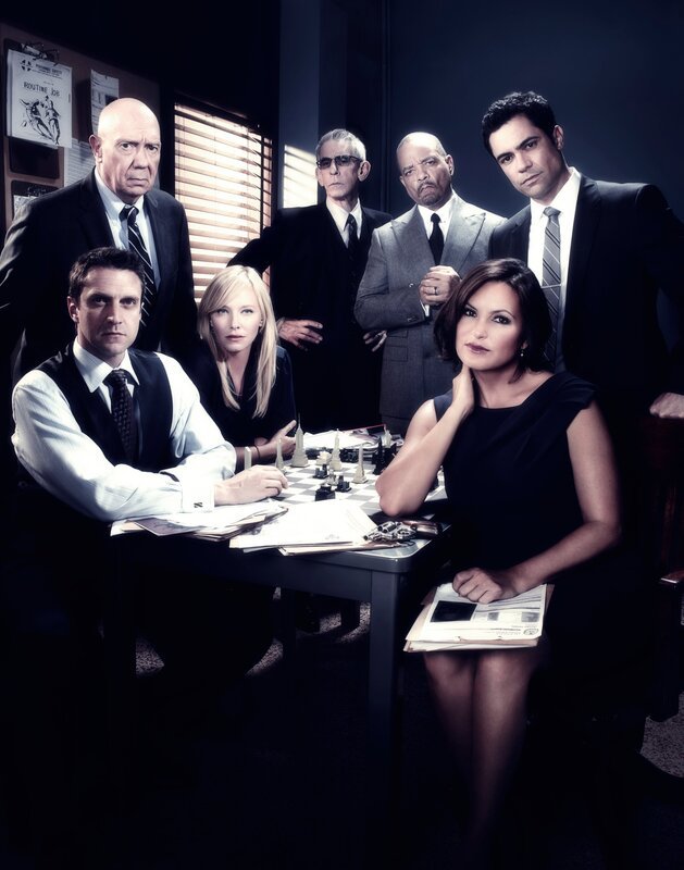 V.l.: ADA Rafael Barba (Raul Esparza), Captain Don Cragen (Dann Florek), Detective Amanda Rollins (Kelli Giddish), Sergeant John Munch (Richarde Belzer), Detective Odafin ‚Fin‘ Tutuola (Ice-T), Detective Olivia Benson (Mariska Hargitay), Detective Nick Amaro (Danny Pino) – Bild: RTI S.p.A. Interactive Media