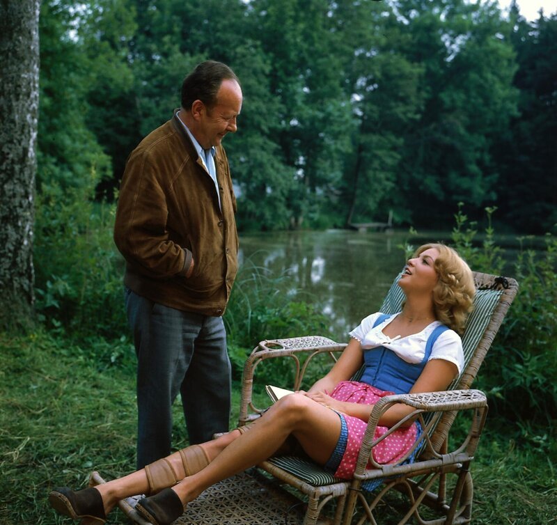 Barbie Schöndorf (Gerline Döberl) ist der erklärte Liebling aller Pensionsinsassen und auch Kommissar Keller (Erik Ode) kann sich ihrem Charme nicht ganz entziehen. – Bild: ZDF und Neue Münchner Filmprod.