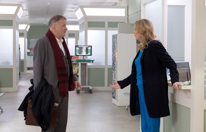 Dr. Ina Schulte (Isabell Gerschke) und Dr. Philipp Brentano (Thomas Koch) haben gerade erfahren, dass Sarah Marquardt und Philipps Frau Arzu mit einer Hochschwangeren im Fahrstuhl stecken geblieben sind. – Bild: MDR/​Saxonia Media/​Rudolf Wernicke