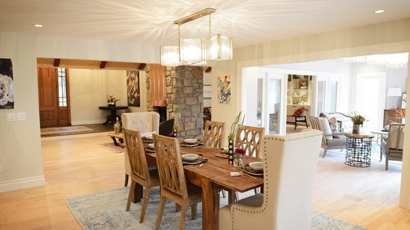 Tamara hegt große Hoffnung auf die Ranch am See. Nach der Renovierung des Erdgeschosses widmet sie sich dem Außenbereich und dem Obergeschoss. Sie gestaltet ein großzügiges Schlafzimmer mit Ankleidezimmer und neuem Bad. Danach geht es an den Garten – inklusive Wintergarten, einer Terrasse und einer schönen Feuerstelle mit einem fantastischen Blick auf den See. Die Villa hat das Zeug zum Verkaufsschlager! – Bild: HGTV