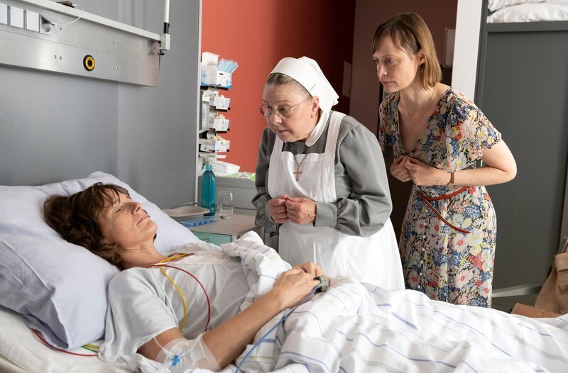 Gisela (Victoria Trautmansdorff), Schwester Oberin (Ramona Kunze-Libnow, Mitte) und Marie (Katharina Marie Schubert). – Bild: HR/​Degeto/​Peter Porst