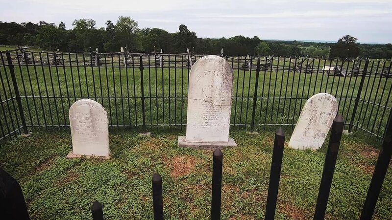 Umzäunte Grabsteine – Bild: TLC (DEUT)