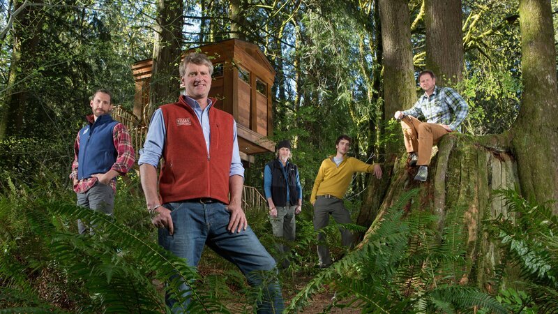 ISSAQUAH, WASHINGTON, APRIL 23, 2013: Left to Right, Treehouse Masters’ Alex, Pete Nelson, Chuck, Charlie Nelson and Daryl pause in the forest near the Bonbibi treehouse at Treehouse Point. – Bild: Gilles Mingasson /​ Animal Planet /​ Discovery Communications Inc