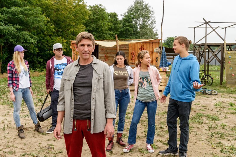 Fritz Fuchs (Guido Hammesfahr, 3.v.l.), Sela (Ella Morgen, 2.v.r.), Tom (Oskar Redfern, r.) und ihre Freunde sind fest entschlossen. Sie wollen im Boden 1000 unterschiedliche Lebewesen finden – und das Unmögliche schaffen und ihren Rückzugsort retten. – Bild: ZDF/​Antje Dittmann