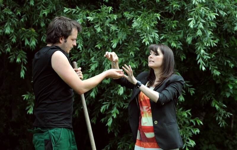 Flori und Nina tauschen die Schlüssel für ihre Geschenke. Von links: Florian Brunner (Tommy Schwimmer) und Nina Kreutzer (Andrea Schmitt). – Bild: BR/​Marco Orlando Pichler