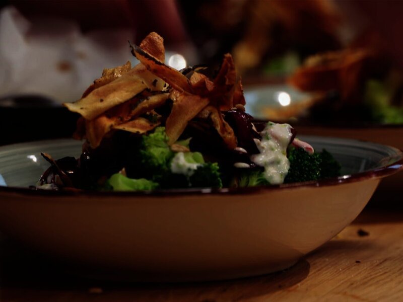 Gemüse Bowl mit Schwarzwurzelchips – Bild: tv.gusto