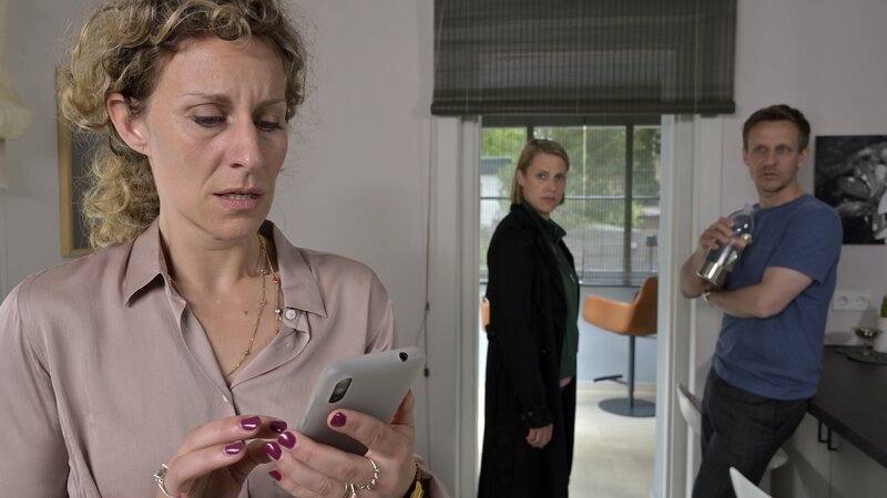 Als Tamara Meurer (Anja Pahl, M.) bei dem Ehepaar Liane Lubitz (Alessija Lause, l.) und Theodor Lubitz (Mike Hoffmann, r.) ist, erhalten sie gerade eine Nachricht vom Entführer. Er fordert 75.000 Lösegeld, damit Romy frei kommt. – Bild: ZDF und Christiane Pausch