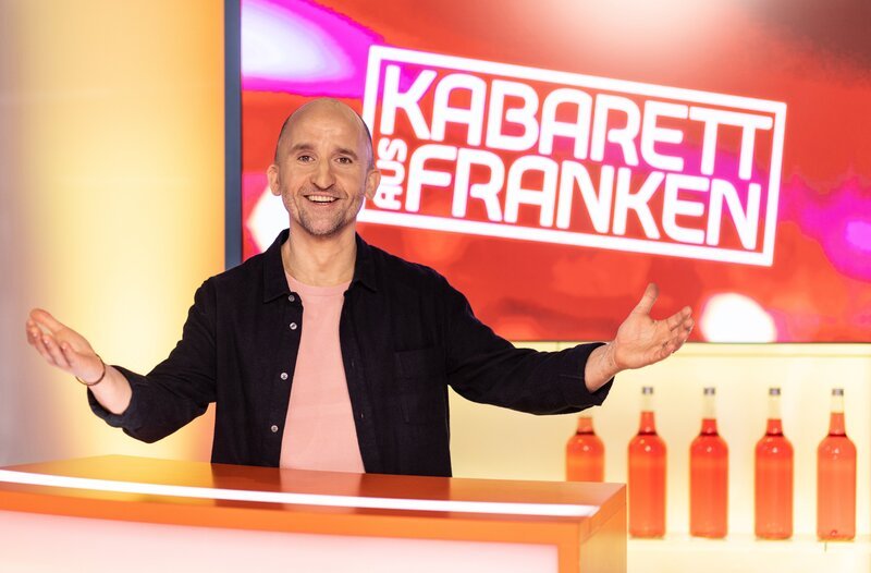 Mit rasanten Stand-up-Nummern, immer am Puls der Zeit, mit bissiger Ironie, schräg, intelligent, anspruchsvoll und mit jeder Menge Zwerchfell-Attacken – so präsentiert sich „Kabarett aus Franken“. Mit Moderator Markus Barth und seinen Gästen: El Mago Masin, Lara Ermer, Michl Müller, Mäc Härder und Constanze Lindner. – Bild: BR/​Markus Konvalin