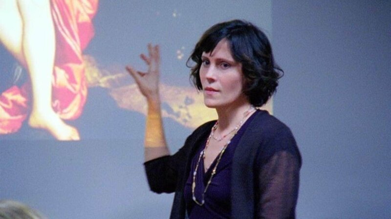 Anna Nobile (Joanna Adler), Kunstlehrerin an einer noblen Privatschule, kann es nicht fassen, als sie einen ihrer Schüler tot im Keller entdeckt. – Bild: MG RTL D