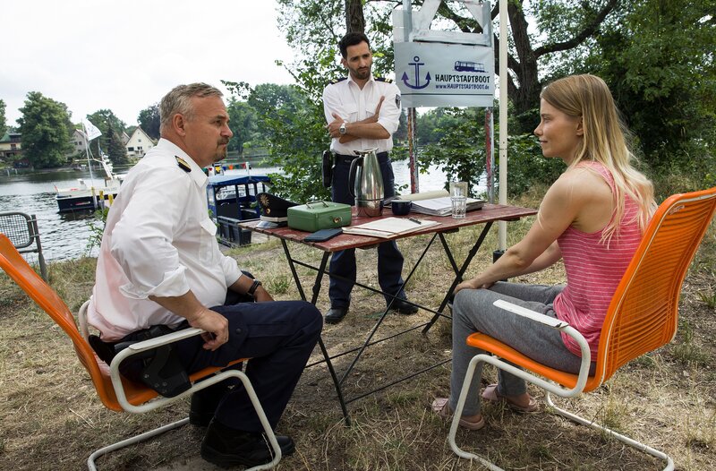 Axel Sommer (Oliver Breite, l.) und Fahri Celik (Hassan Akkouch, M.) befragen die frisch verbeamtete Lena Johansson (Henrike von Kuick, r.) zu ihrem ermordeten Kollegen. – Bild: WDR/​ARD/​Daniela Incoronato