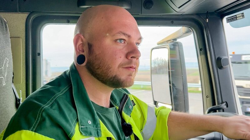 Bernd fährt das Müllauto. – Bild: ORF