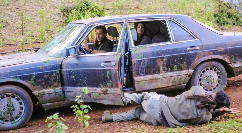 Gemeinsam fliegen Steve (Alex O’Loughlin, l.) und Catherine (Michelle Borth, r.) nach Nordkorea, um die Leiche eines gefallenen Freundes zurückzubringen. Doch dort machen sie eine erschreckende Entdeckung … – Bild: 2013 CBS Broadcasting, Inc. All Rights Reserved. Lizenzbild frei