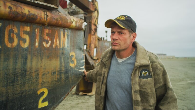 Shawn Pomrenke at a corner of the Christine Rose on land. – Bild: Discovery Channel /​ Photobank 36840_ep911_010 /​ Discovery Communications, LLC