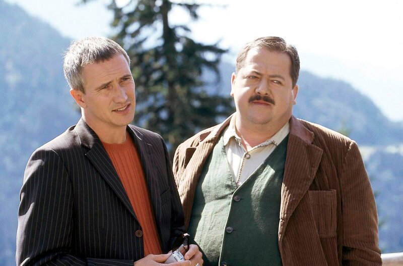 Ulrich Satori (Markus Böker, li.) und Korbinian Hofer (Joseph Hannesschläger) bei der Vernehmung. – Bild: ORF/​Christian A. Rieger