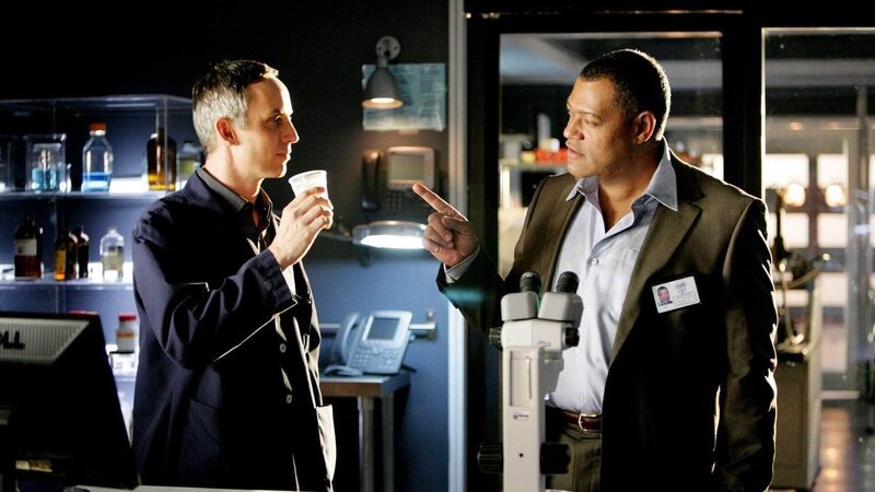 Dr. Langston (Laurence Fishburne, re.) und Hodges (Wallace Langham) untersuchen einen neuen Mordfall. – Bild: MG RTL D /​ CBS