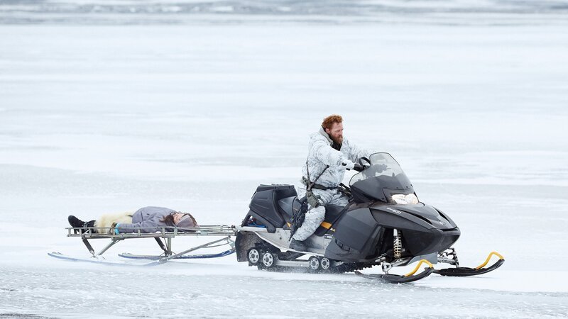 In der Gewalt der Entführer: Nivi Pedersen (liegend) als Kimmernaq (l.) – Bild: SRF/​Banijay Rights