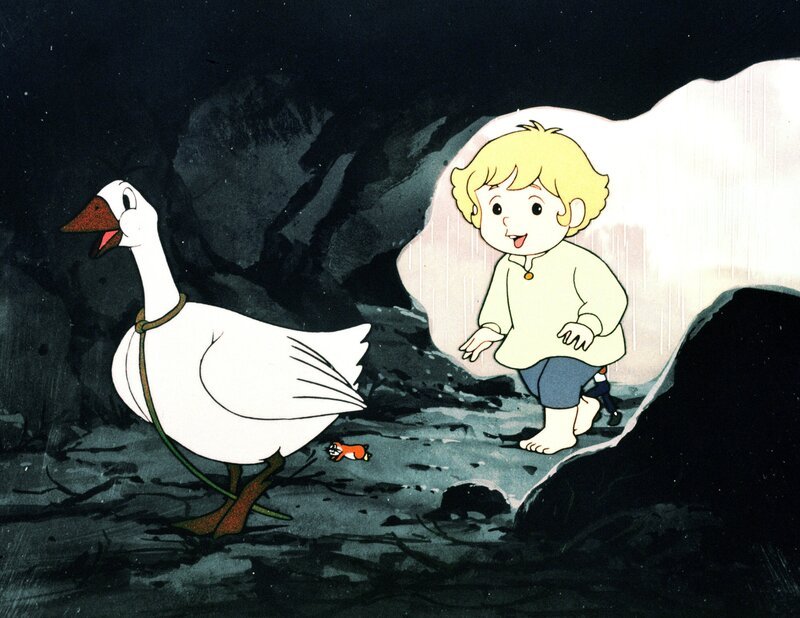 Nils und Martin bringen Olaf in eine Höhle, wo er vor dem Regen geschützt ist und auch nicht soviel anstellen kann. – Bild: ORF/​Apollo Filmverleih