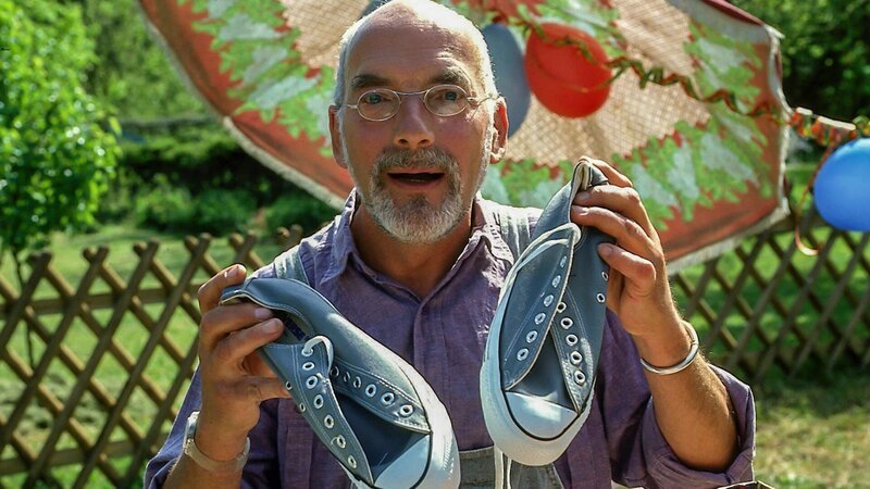 Mit welchen Schuhen kann man Fußball spielen, Schlittschuh laufen und Wandern gehen? Peter (Peter Lustig) ist auf der Suche nach dem perfekten Schuh. – Bild: ZDF und studio tv.