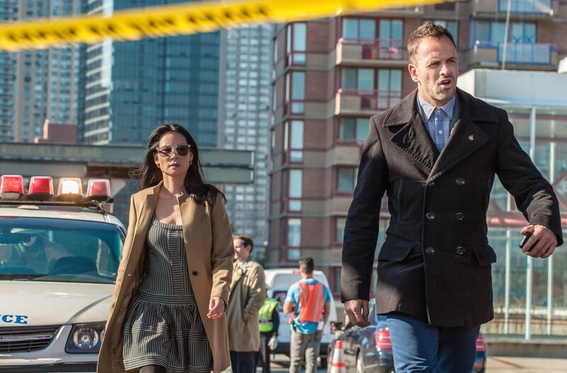 Gemeinsam versuchen Sherlock Holmes (Jonny Lee Miller, r.) und Joan Watson (Lucy Liu, l.), einen neuen Mordfall zu lösen … – Bild: CBS Television Lizenzbild frei