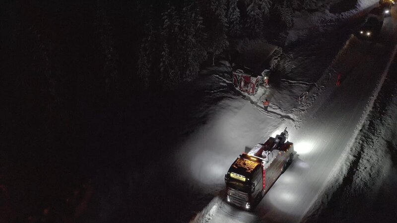 Ein Lastwagen, der Lebensmittel auslieferte, kam von der Straße ab und prallte mehrere Meter neben der Fahrbahn in den Graben. – Bild: National Geographic