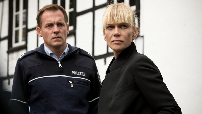 Als seine Schwester Karla nach einer mutmaßlichen Vergewaltigung im Wald zurückgelassen wird und stirbt, bekommt der Polizist Tom Petersen (Johannnes Zirner) bei den Ermittlungen Unterstützung von Helen Dorn (Anna Loos). – Bild: ZDF und Martin Valentin Menke