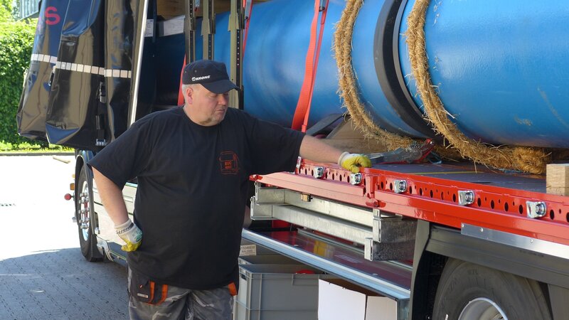 Dieter is getting ready for a trip to his favourite island, Mallorca. With a truck full of German beer and furniture, he drives through France and Barcelona. – Bild: Discovery Communications